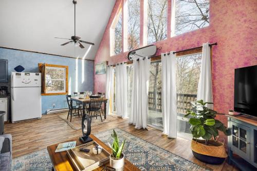 Mount Jackson Ski Chalet | Quiet Loft Chalet near Bryce w Hot Tub & Fire Pit
