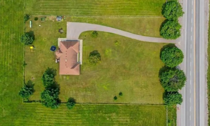 Clarington House | Quiet Lovely 4 Bedroom Acre House