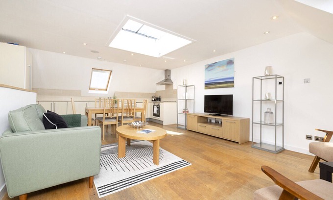 West End Apartment | Quiet Mews Street Apartment in the Heart of Edinburgh