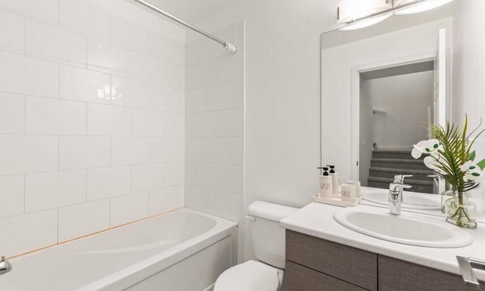Winnipeg House | Quiet, modern, stylish, 1 King size & 2Queen beds, central location, parking