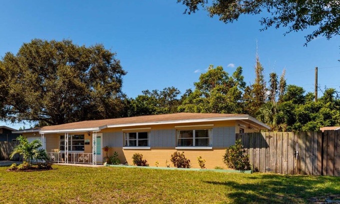 Disston Heights House | Quiet Neighborhood - 2 Bedroom Plus Office,15 min to Beach and Downtown St. Pete