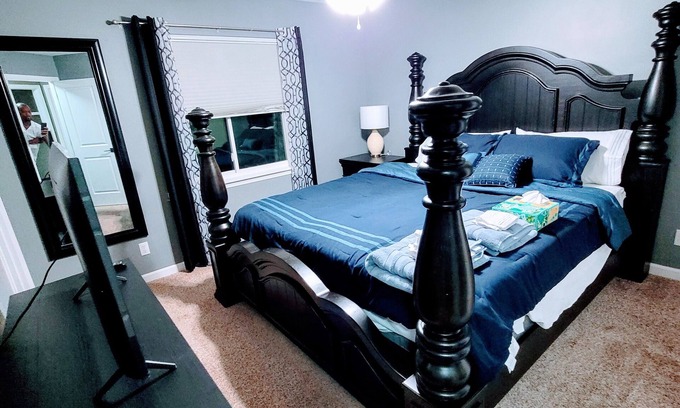 Chalco House | Quiet neighborhood nHuge king bed
