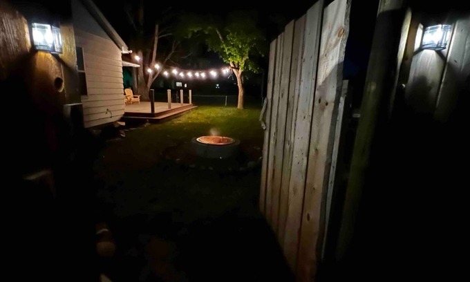 Lander House | Quiet neighborhood, relaxing wrap around deck with fire pit. Short walk to town.