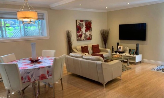Saint-Laurent House | Quiet neighbors & free parking