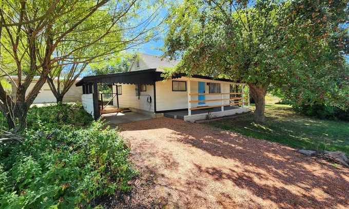 Orderville Cottage | Quiet Private Cottage near ZION - Pet-Friendly ~ Tesla/EV Charger