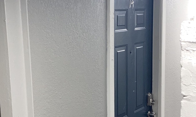 Southmoreland Apartment | Quiet & quaint Midtown Kansas City