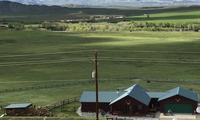 Meeteetse Bed & Breakfast | Quiet ranch setting over looking the Greybull River valley with mountain views