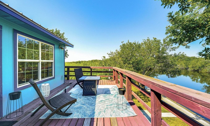 Long Mott Cabin | Quiet River Retreat ~ 20 Mi to Port Lavaca!