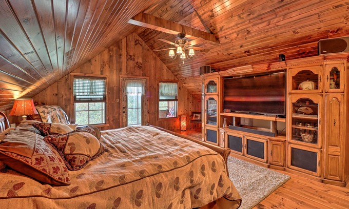 Mammoth Spring Cabin | Quiet + Rustic Cabin with Fire Pit on 20 Acres!