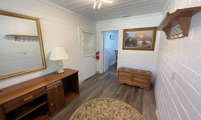 Leesburg House | Quiet spacious Home by Lake Harris. Walk to Venation gardens, stroll by the Lake