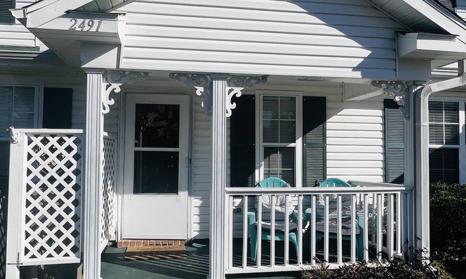 Northwest Pensacola House | Quiet Spacious N.PCola home. Fenced BYard. Private Parking Pet Friendly Sleeps 5