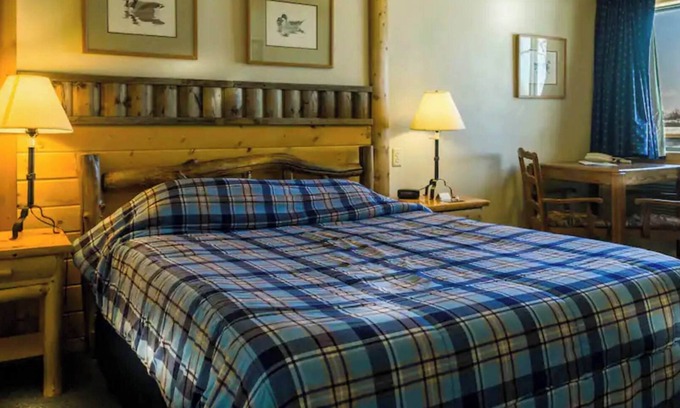 Rice Lake Cabin | Quiet stay on the lake in Room 8 - The Decoy Room - Curriers Lakeview Lodge