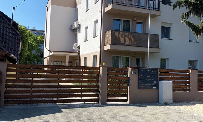 Erd Apartment | Quiet street steps from downtown & train station, 12 mns from Downtown Budapest