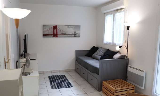 Le Port sous la Lune Apartment | Quiet studio on the edge of the Marne, covered parking, fibre optics