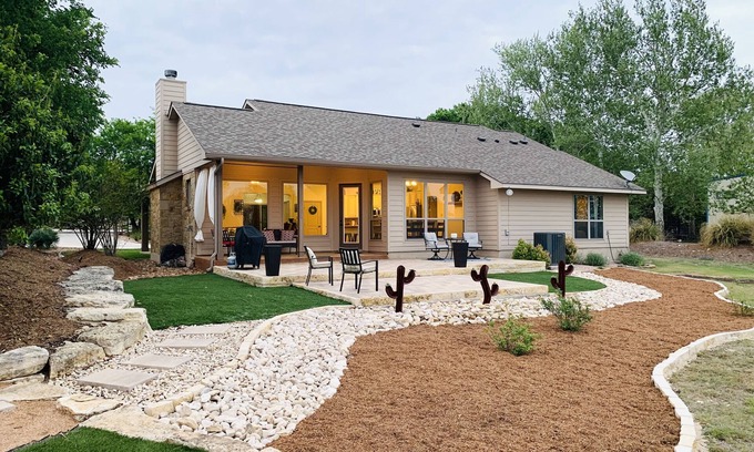 Boerne House | Quiet tree lined street, 1 minute from downtown Boerne