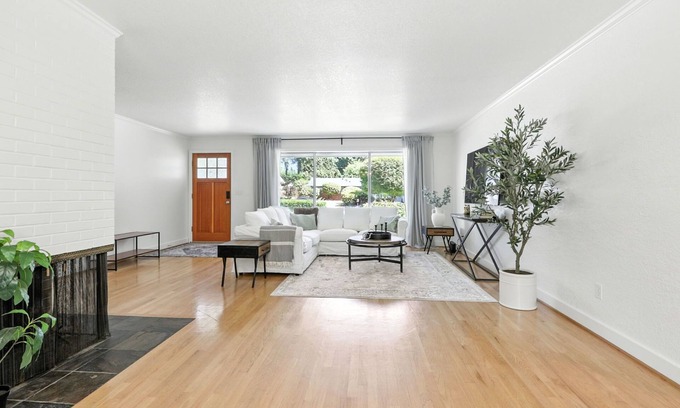 Ellsworth House | Quiet & Updated Vancouver Getaway Family & Pet Friendly. AC & WIFI