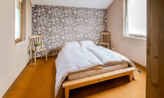 Roy House | Quiet valley view retreat