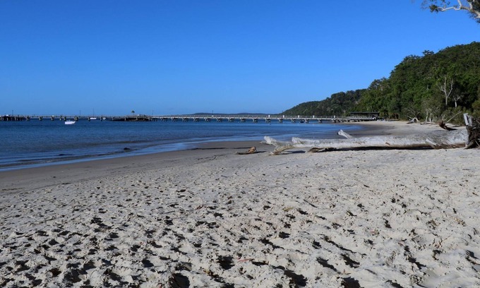 Kingfisher Bay Villa | quiet villa satinay