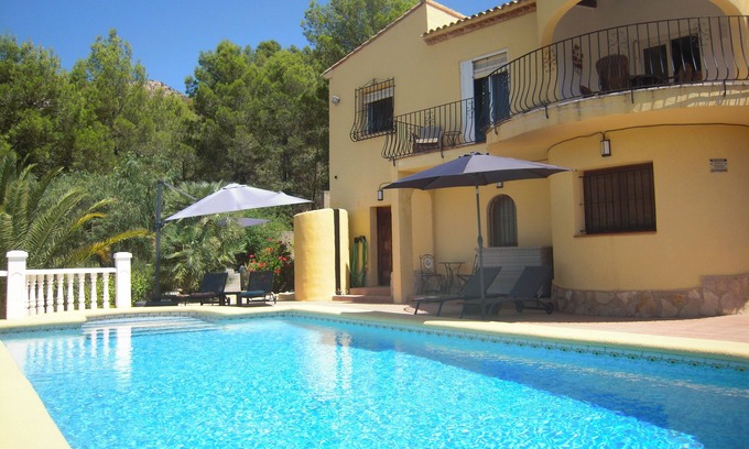Jalon Villa | Quiet villa with private pool