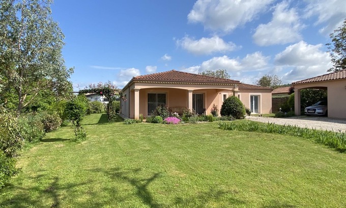 Prayssac Villa | Quiet villa with swimming pool, Lot valley, Cahors, Rocamadour, Sarlat.