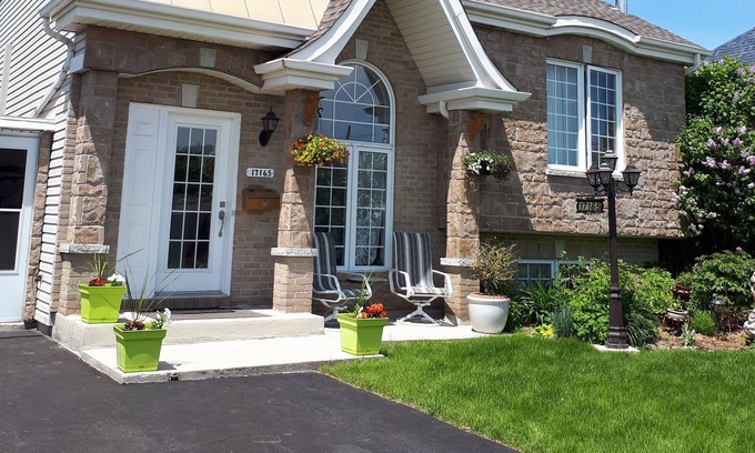 Mirabel House | Quiet well-lit accommodation welcoming