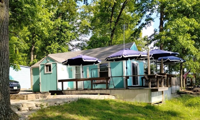 Brimfield Cabin | Quiet1 Bedroom Lake Cabin by Chain of Lakes State Park to Fish and Relax