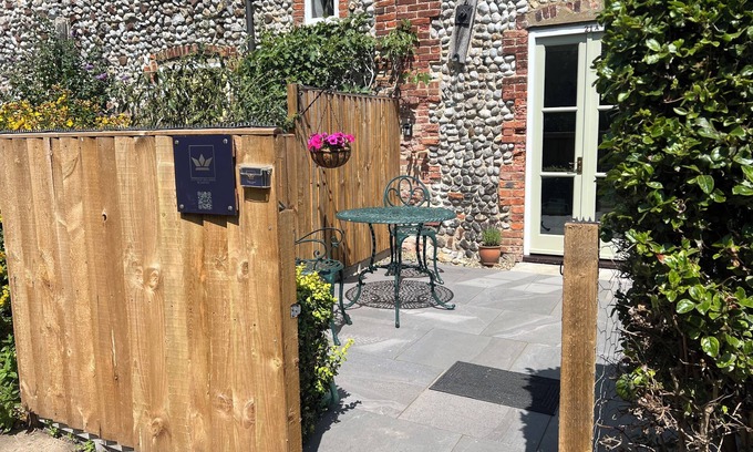 Holt Cottage | Quirky Bolthole in Blakeney for 2?parking,patio,quiet & close to Quay,pub & shop
