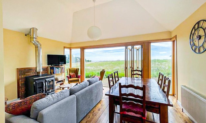 North Berwick Apartment | Quirky, Cosy 3BR Cottage w/Patio in Canty Bay