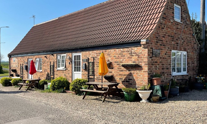 Yarm Cottage | Quirky Cottage Sleeping 10 S/C B&B Adjoining Fox Covert Pub Yarm