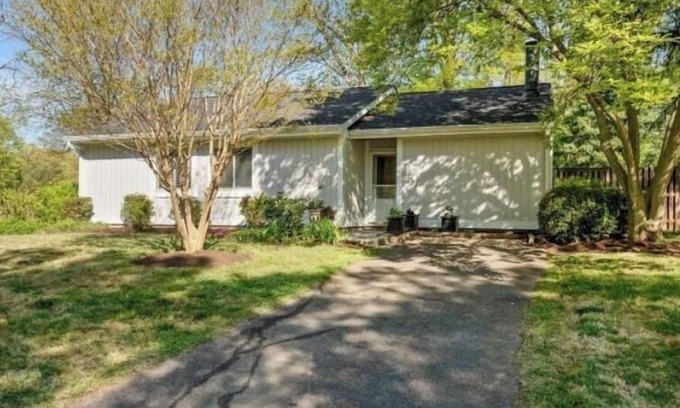 Reston House | Quite 3-Bedroom House in Reston Near it All!