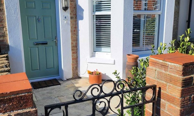 Hythe Apartment | Quite, spacious ground floor flat. 5 mins from sea