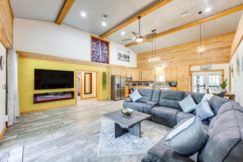 Quitman House | Quitman Lakefront Cabin with Screened Porch and Grill!