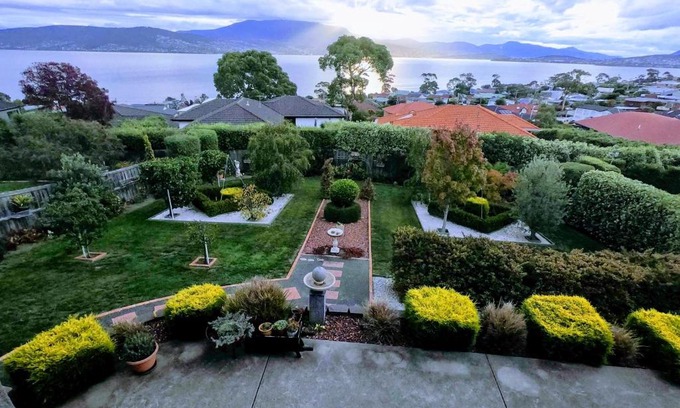 Tranmere Apartment | Río y montaña: the perfect view