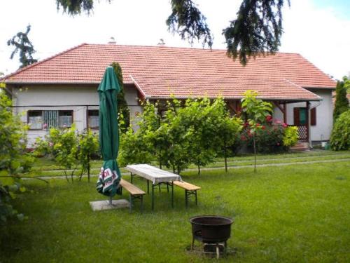 Poroszlo Apartment | Rózsakert Apartman 2