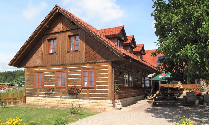 Uhlejov House | Růžovka by Interhome