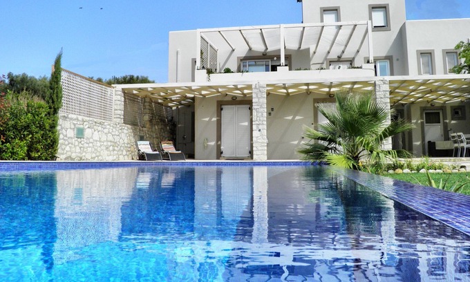 Dramia Villa | R 193 Spacious 5 bedroom Mansion with Private Bathrooms with Heated Swimming Pool