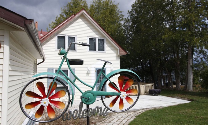 Dunsford Cottage | R & R HideawaynRelax with the whole family at this peaceful lake front cottage.