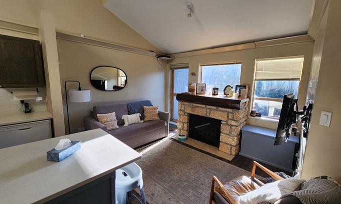 Village North Condo | R&R Retreat - In the Heart of the Village - 1 BEDROOM + LOFT