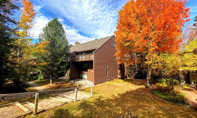Bretton Woods House | R8 Luxury Ski-In/Ski-out next to ski trail. Renovated, Views, and Dogs welcome!