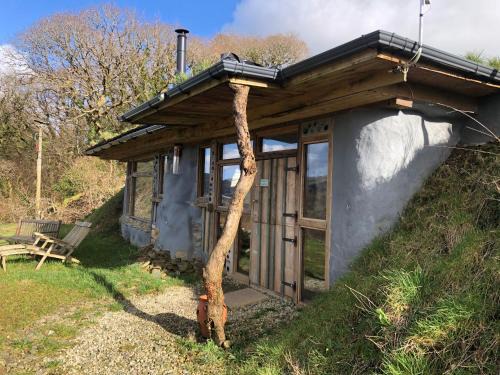 Wrangaton Ski Chalet | Rabbits 1or 2 bedroom hobbit style hillset earthen dartmoor eco home