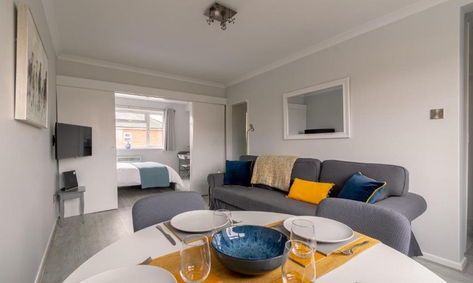 Newbury Apartment | Racecourse Revelation! Free parking