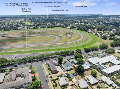 Newtown Hotel | Raceview Motor Inn