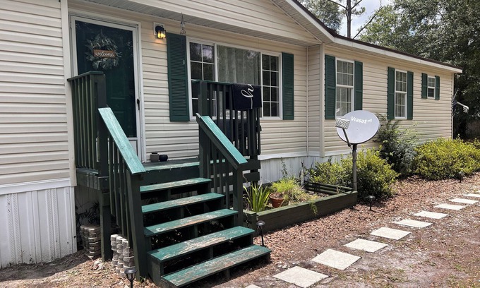Graham Cottage | Raceway Retreat, just 12 miles from UF/downtown, relaxing country getaway!