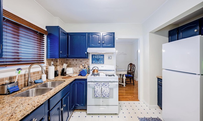 Toledo House | Rachel's Hideaway, 3 brm, king, kitchen, big yard, ample parking, laundry.