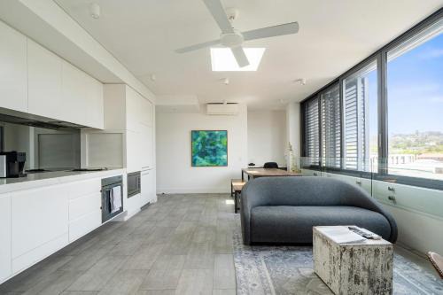 Bondi Beach Apartment | Radiant 2BR Top-Level Unit with Wi-Fi near Bondi Beach