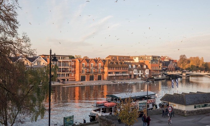 Windsor City Centre Apartment | Radiant Penthouse on the Banks of the Thames
