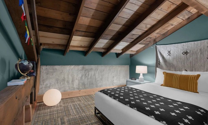 People's Freeway Hotel | Rafter Room at evo Hotel, Free Parking, Dogs are Welcome!