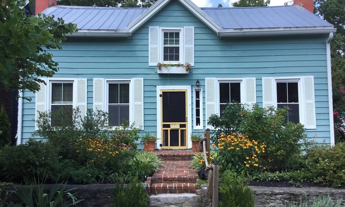Midway House | Railway Guest House in Charming Midway KY Horse Park,Bourbon Trail,Keeneland.