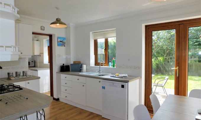 East Runton Cottage | Railway View - a house that sleeps 6 guests in 3 bedrooms