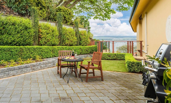 Rainbow Point House | Rainbow Point Lakeside - Taupo Holiday Home
